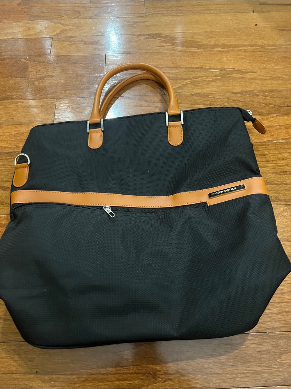 Samsonite Black Travel Tote with Tan Trim
19”x18”x7”